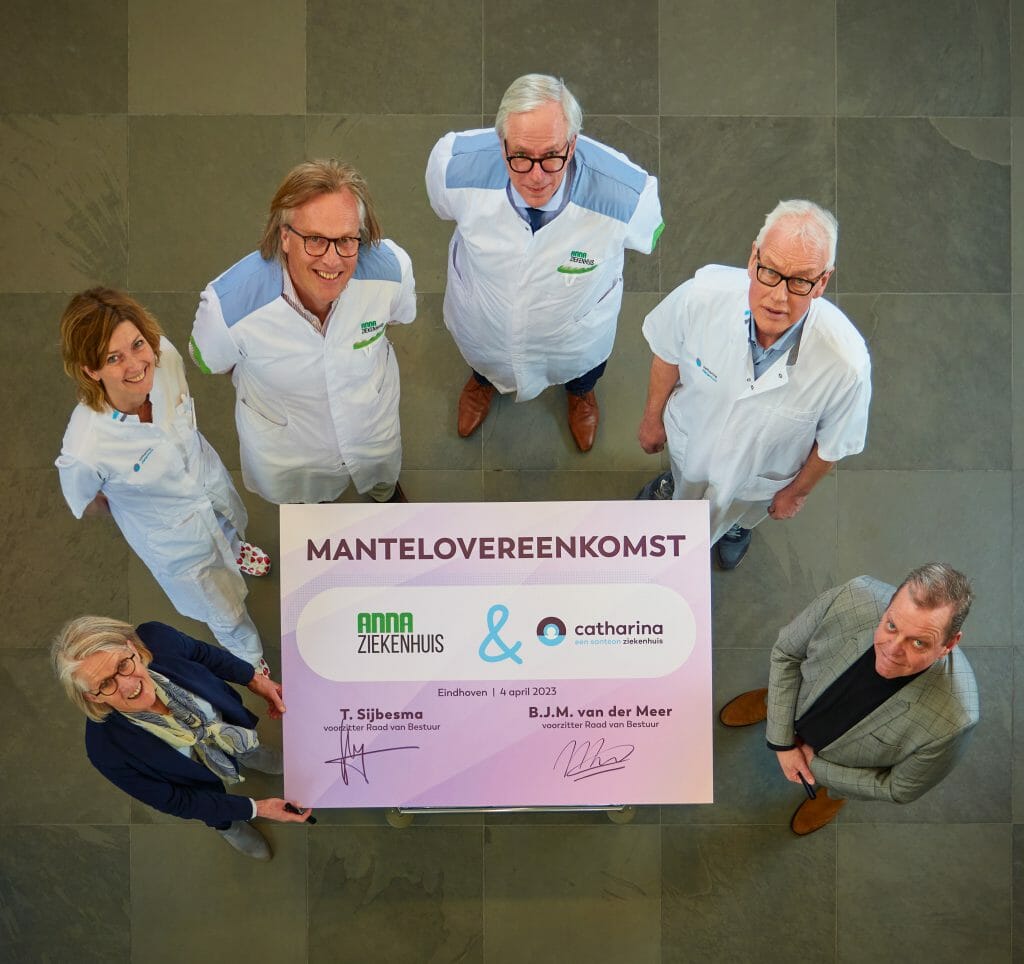 Op de staande foto, vlnr: Thea Sijbesma, Viviane Dietz, Piet Hoek, Jan-Pieter Schouten, Janko de Jonge, Nardo van der Meer. 