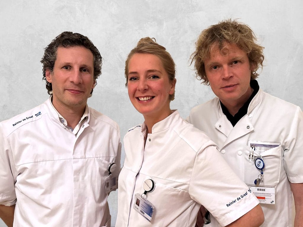 v.l.n.r. dr. Mathijs Blikkendaal (gynaecoloog NEK), Arts-onderzoeker Rozemarijn de Koning (NEK/LUMC), dr. Dries Twijnstra (gynaecoloog LUMC).